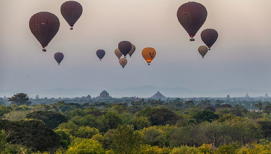 Peter Leyendecker - Balloons over Bagan
